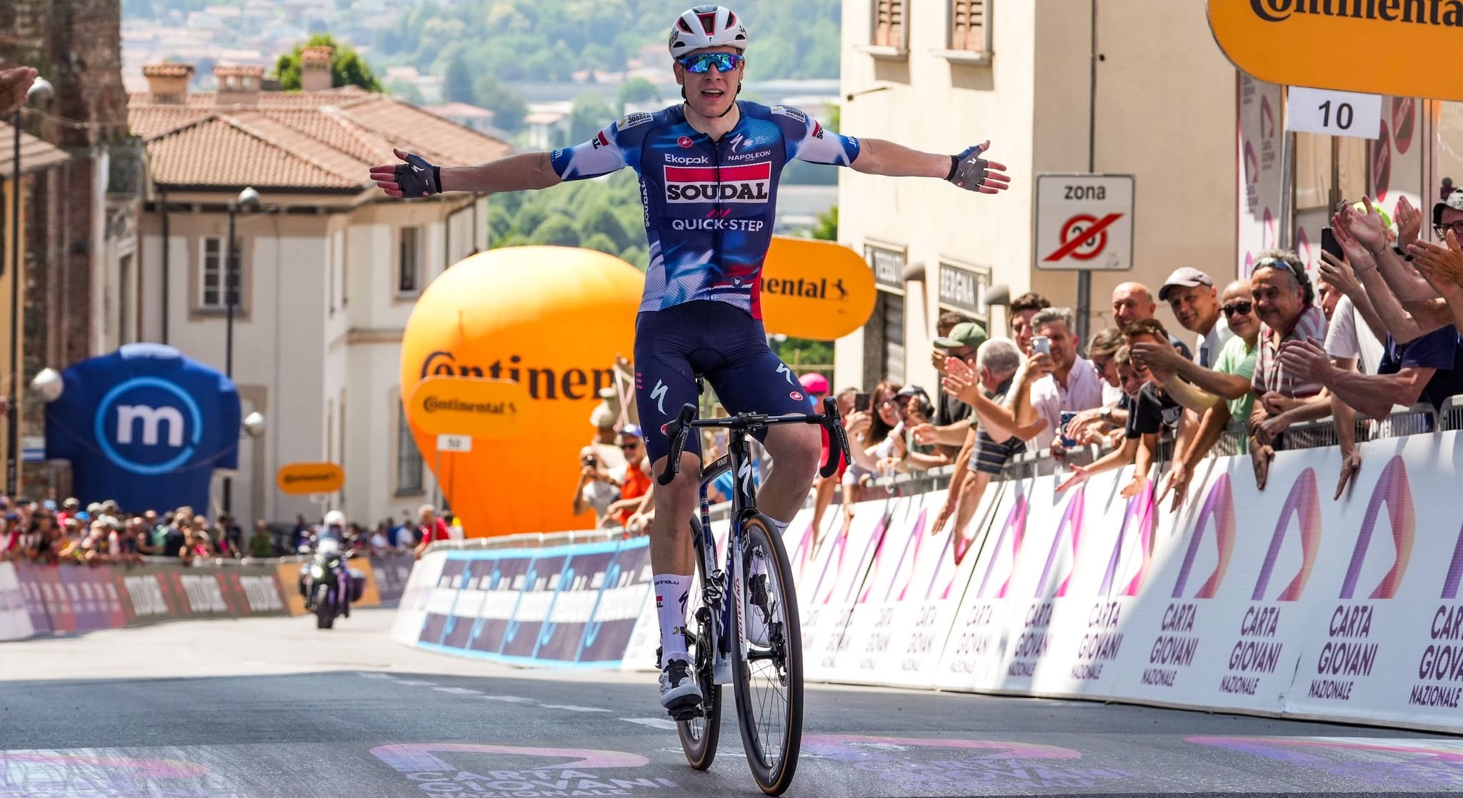 Giro Next Gen, a Cantù vince Vervenne. Strade chiuse e polemiche