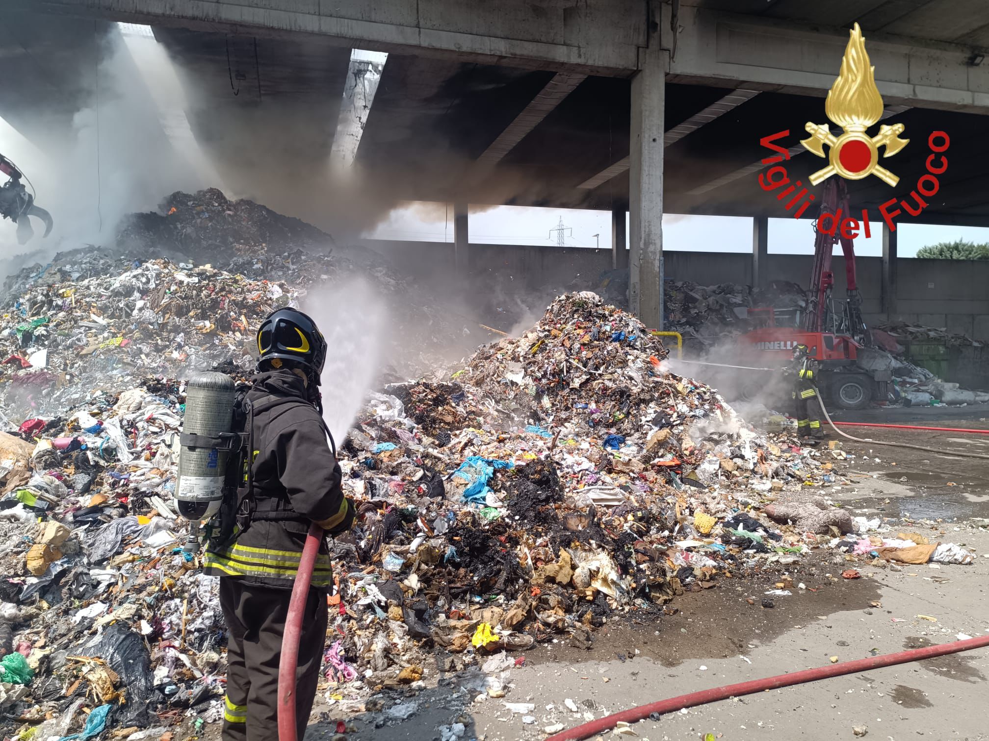 Incendio a Cermenate, in fiamme un capannone per lo stoccaggio dei rifiuti