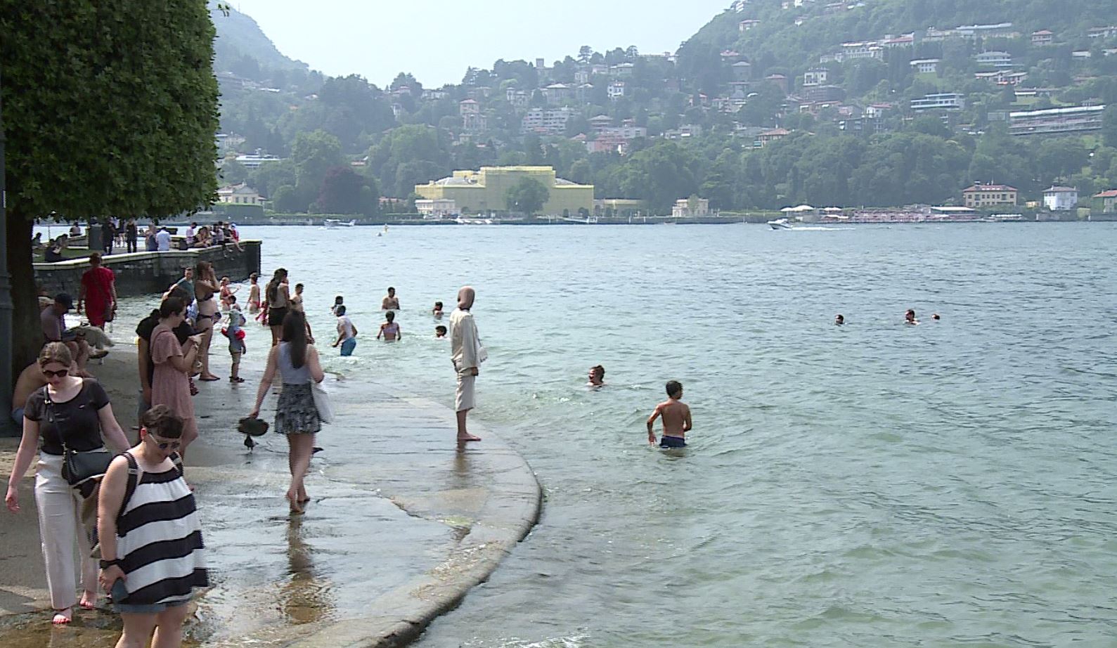 Como, aiuole come spiagge e bagni vietati. Il vicesindaco: “Sono persone maleducate e irrispettose”
