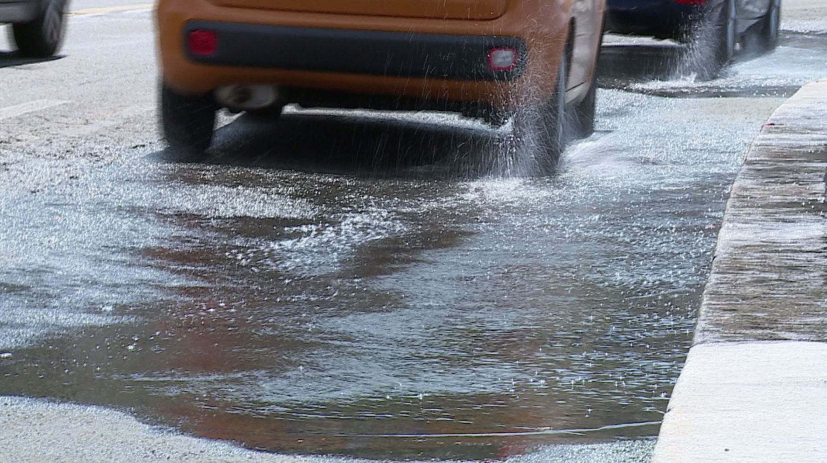 Como, riaperta la prima corsia del Lungolago: l’acqua non si è ancora ritirata, pedoni a rischio doccia di fango