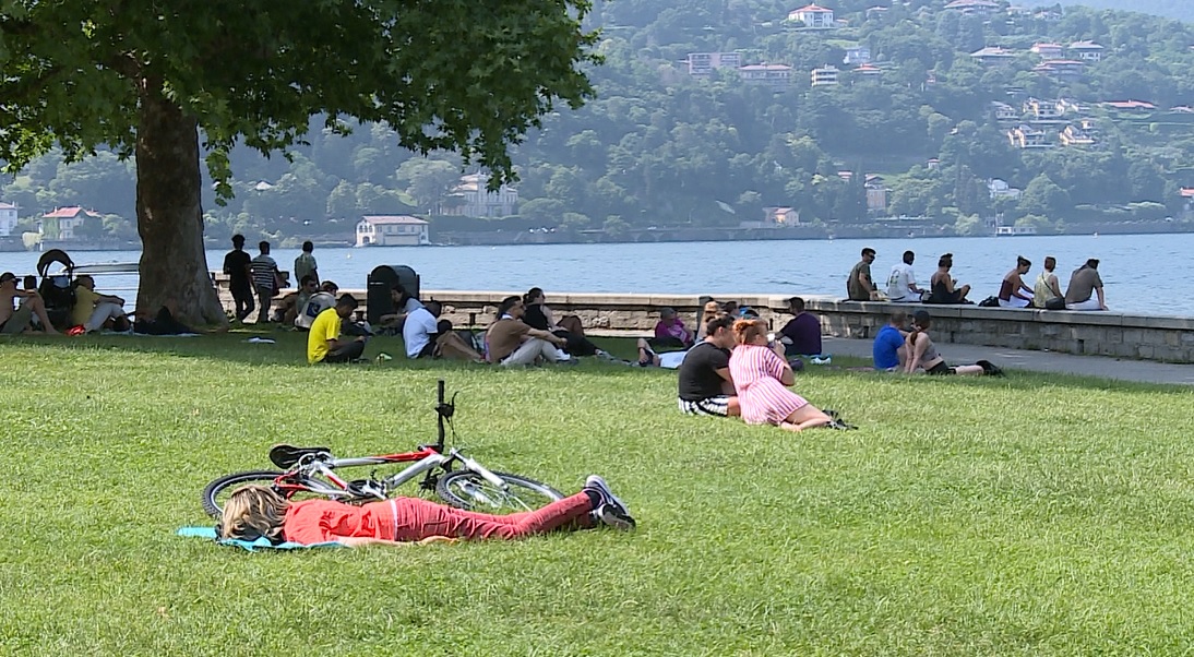Al Tempio Voltiano tornano i bagni proibiti. Assalto al Lago di Como, tra incivili e turismo selvaggio