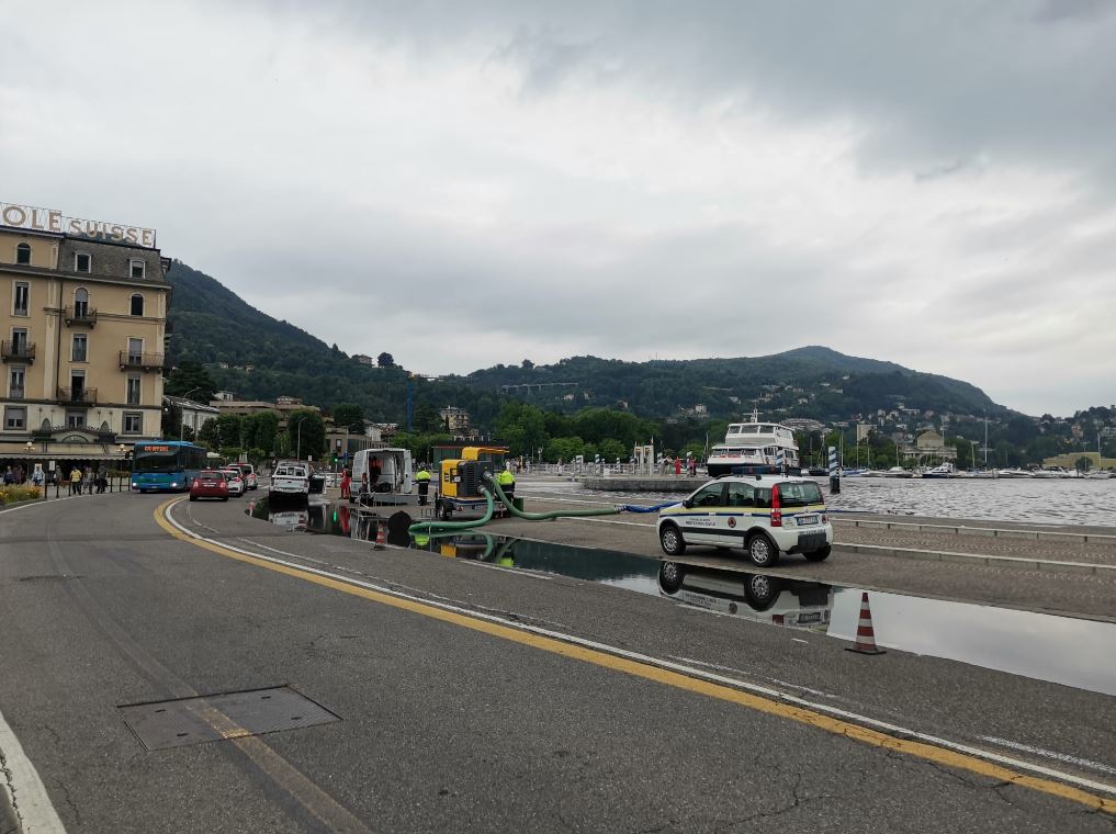 Como, resta chiusa una corsia sul Lungolago. Attese per nuove piogge