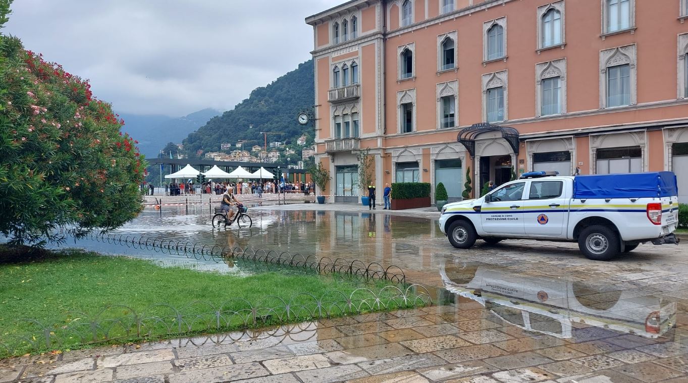Lungolago allagato e chiuso al traffico, comaschi esasperati: “Avrebbero dovuto attivare prima le pompe”
