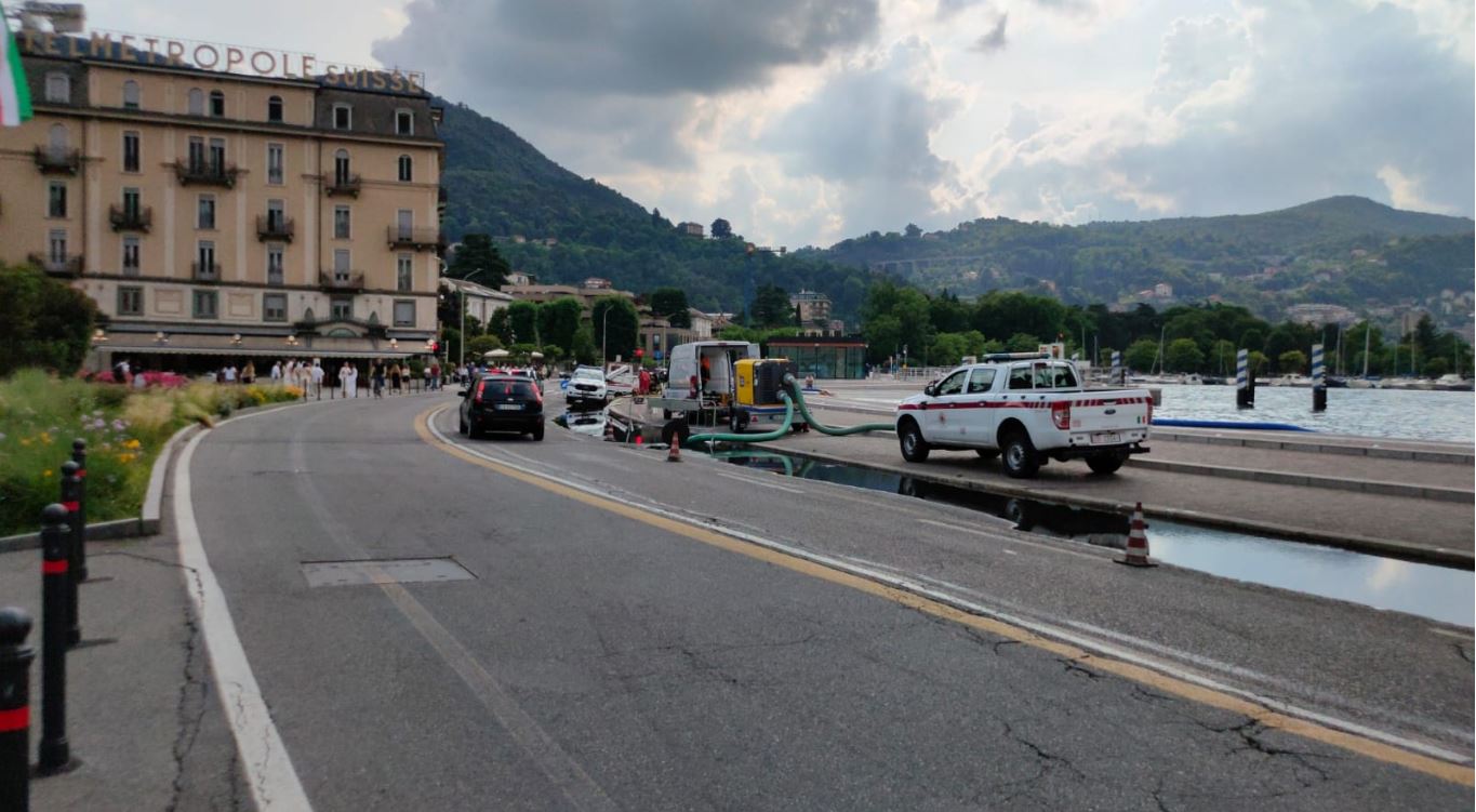 Lungolago di Como, in funzione le idrovore. Resta chiusa una corsia