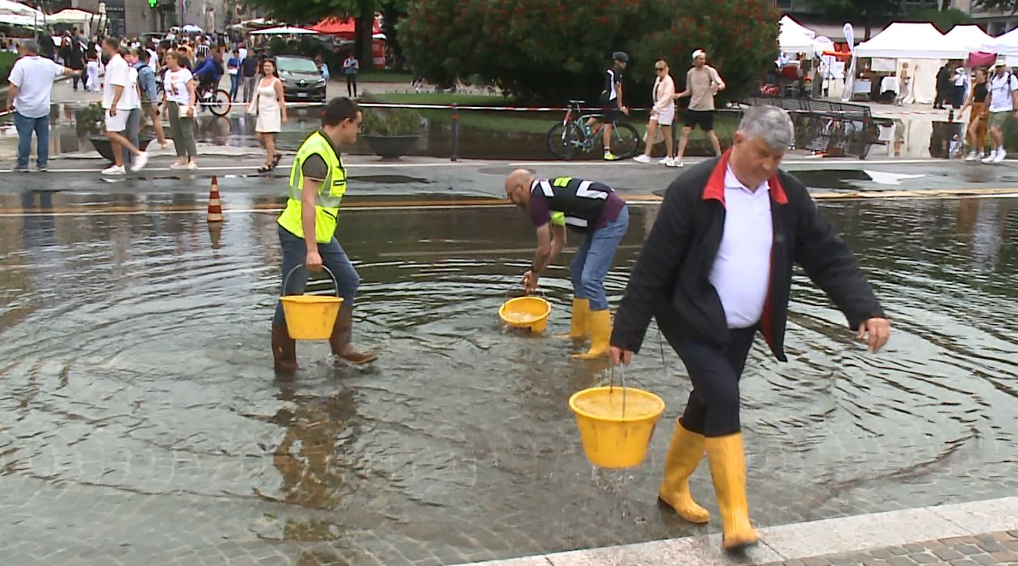Como, lungolago allagato e traffico in tilt. Rapinese replica: “È sempre stato così”. I sindaci della Lariana con i secchi svuotano piazza Cavour