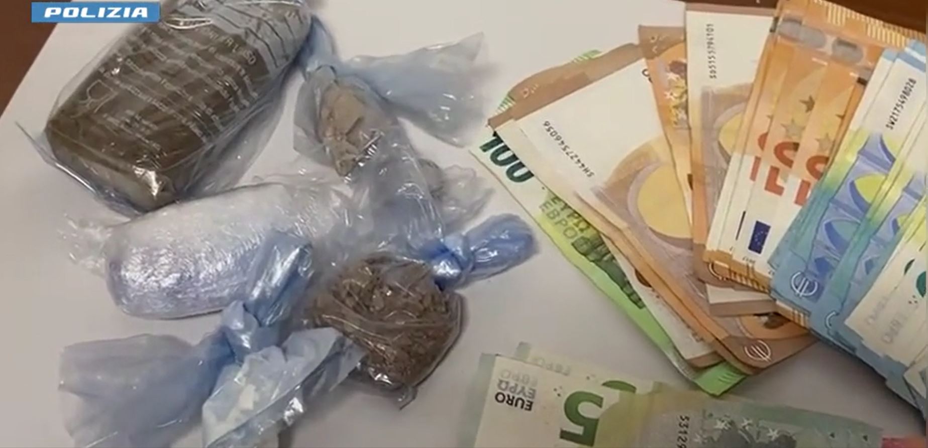 Blitz nei boschi dello spaccio: 30enne marocchino tenta la fuga verso la A9. Arrestato