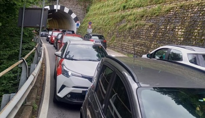 Lungolago allagato, traffico paralizzato sulla Lariana. Due ore di coda da Blevio a Como. Malacrida: “Inaccettabile”