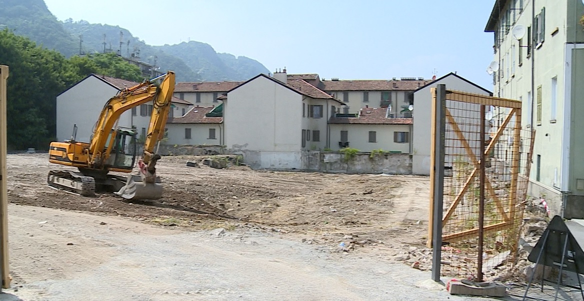 Como, iniziati i lavori di riqualificazione in via Castellini. Valsecchi e Rossi (Pd): “Auspichiamo sia un’area interessante per i residenti”