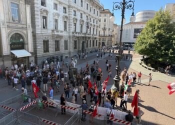 Fila di cittadini per assistere al Consiglio comunale