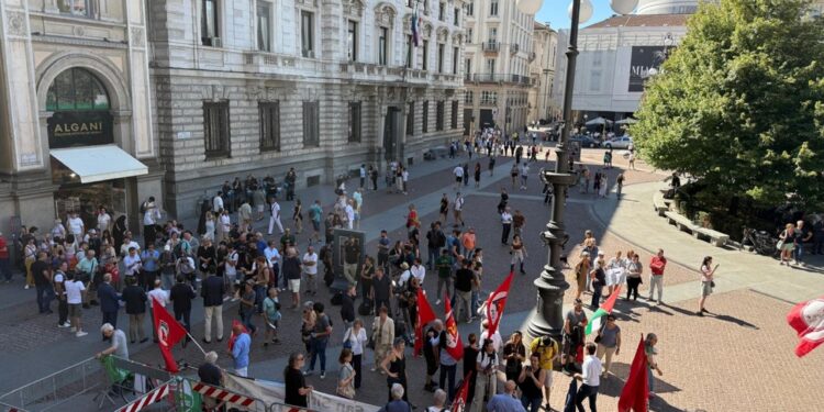 Fila di cittadini per assistere al Consiglio comunale