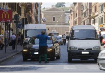 Arrestato 23enne: innescava rosso al semaforo per fermare auto