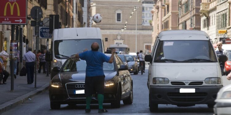 Arrestato 23enne: innescava rosso al semaforo per fermare auto