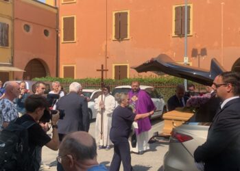 Chiesa gremita nel Modenese per l'addio alla giovane uccisa