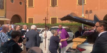 Chiesa gremita nel Modenese per l'addio alla giovane uccisa