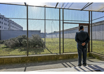 Picchiato da un detenuto che voleva uscire dalla sua cella