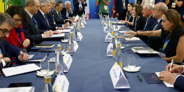 Meloni accoglie Zelensky e i leader. Oggi call dei volenterosi