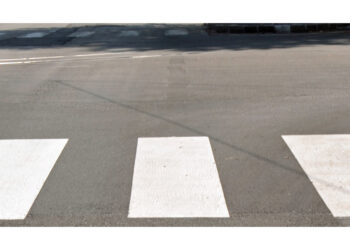 E' stata travolta da un'auto mentre attraversava la strada