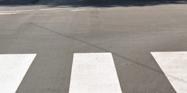 E' stata travolta da un'auto mentre attraversava la strada