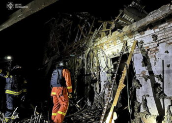 Segnalati incendi in edifici residenziali e in una scuola