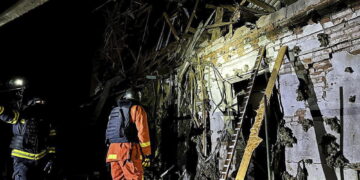 Segnalati incendi in edifici residenziali e in una scuola