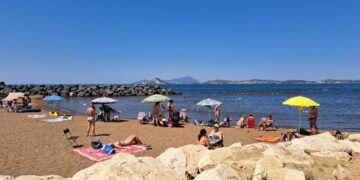 La scossa di terremoto non svuota i lidi flegrei