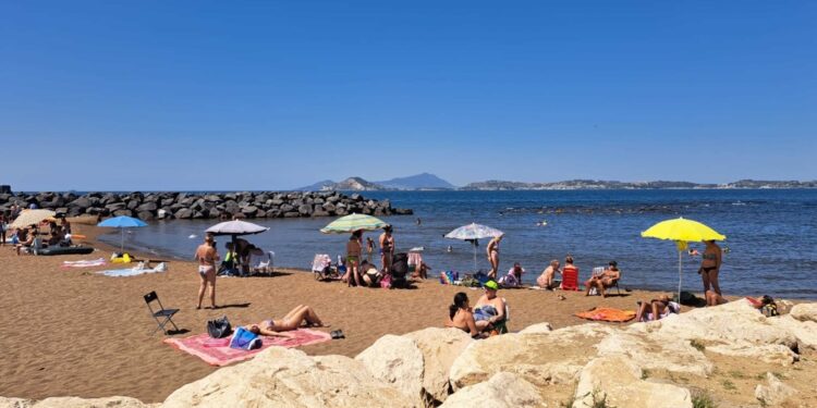 La scossa di terremoto non svuota i lidi flegrei