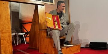 "La letteratura è contraddire la versione ufficiale"