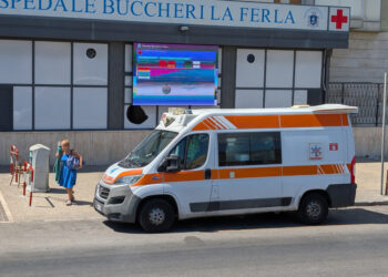 Aveva vestiti zuppi benzina e segni violenza