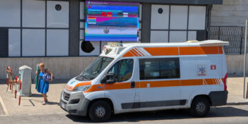Aveva vestiti zuppi benzina e segni violenza