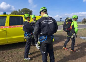 Soccorso alpino lavora per disostruire passaggio e tirarlo fuori