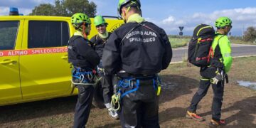 Soccorso alpino lavora per disostruire passaggio e tirarlo fuori