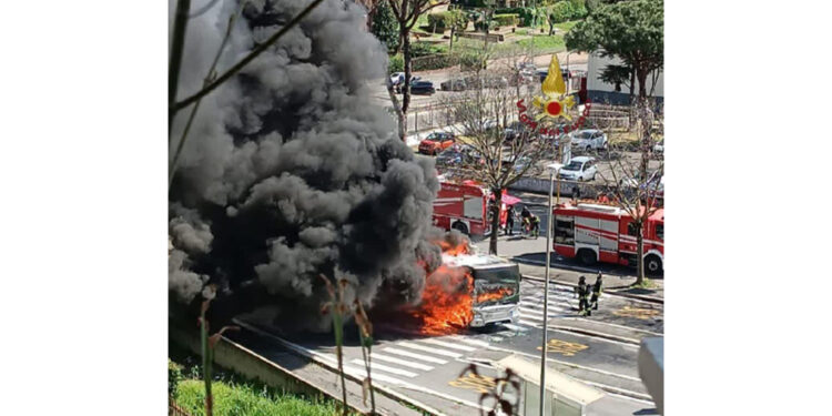 Non risultano feriti. Vetri in frantumi