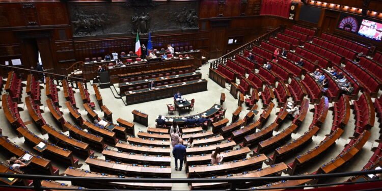 Per la sospensione i contrari sono stati 142