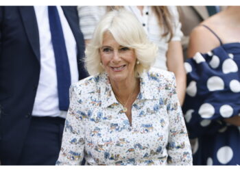 Una foto sorridente celebra la ricorrenza della regina