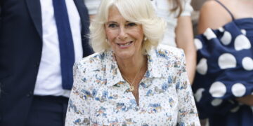 Una foto sorridente celebra la ricorrenza della regina