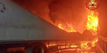 Autoarticolato ha preso fuoco nella notte