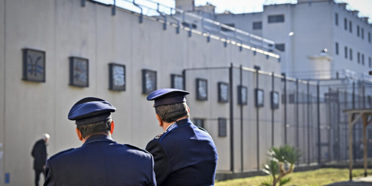 Caos dei detenuti dalle 21 di ieri sera fino alle 5 di stamani