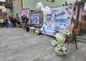 Palloncini bianchi e il ricordo nelle foto degli amici