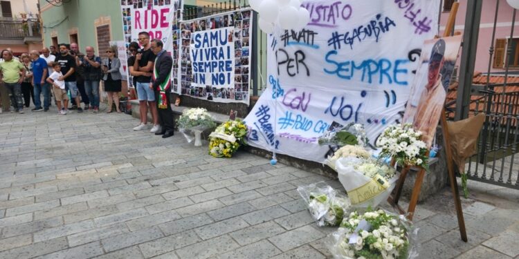 Palloncini bianchi e il ricordo nelle foto degli amici