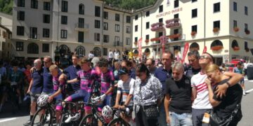 Commozione al Giro Valle d'Aosta