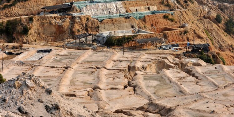 Pechino contro mozione che denuncia la stretta sulle terre rare