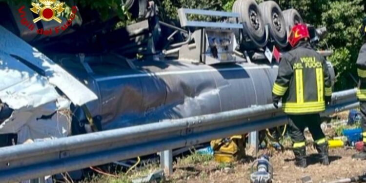 Chiuso tratto di autostrada a causa dei vapori