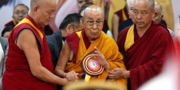 Il leader buddista tibetano prega per la pace