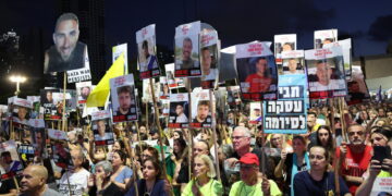 Appelli a Netanyahu e Trump. Proteste anche in altre città