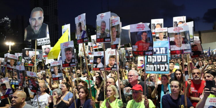 Appelli a Netanyahu e Trump. Proteste anche in altre città