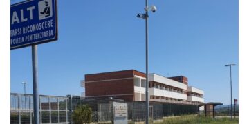 Sorpreso dagli agenti reagisce con calci e una lametta in mano