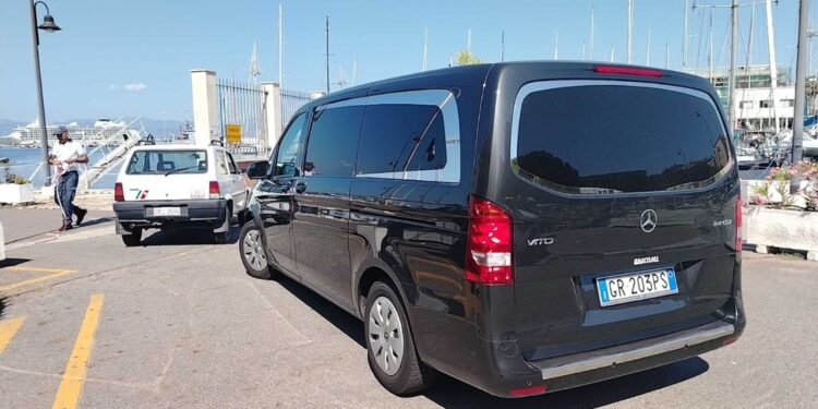 Una donna davanti spiaggia del Poetto e un uomo a Cala Regina