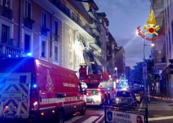 A Sesto San Giovanni. Vigili del fuoco evacuano edificio