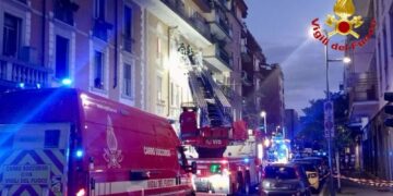 A Sesto San Giovanni. Vigili del fuoco evacuano edificio