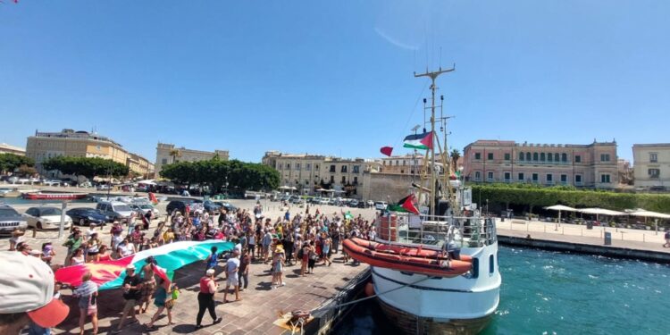 'A bordo 21 attivisti internazionali sono detenuti illegalmente'